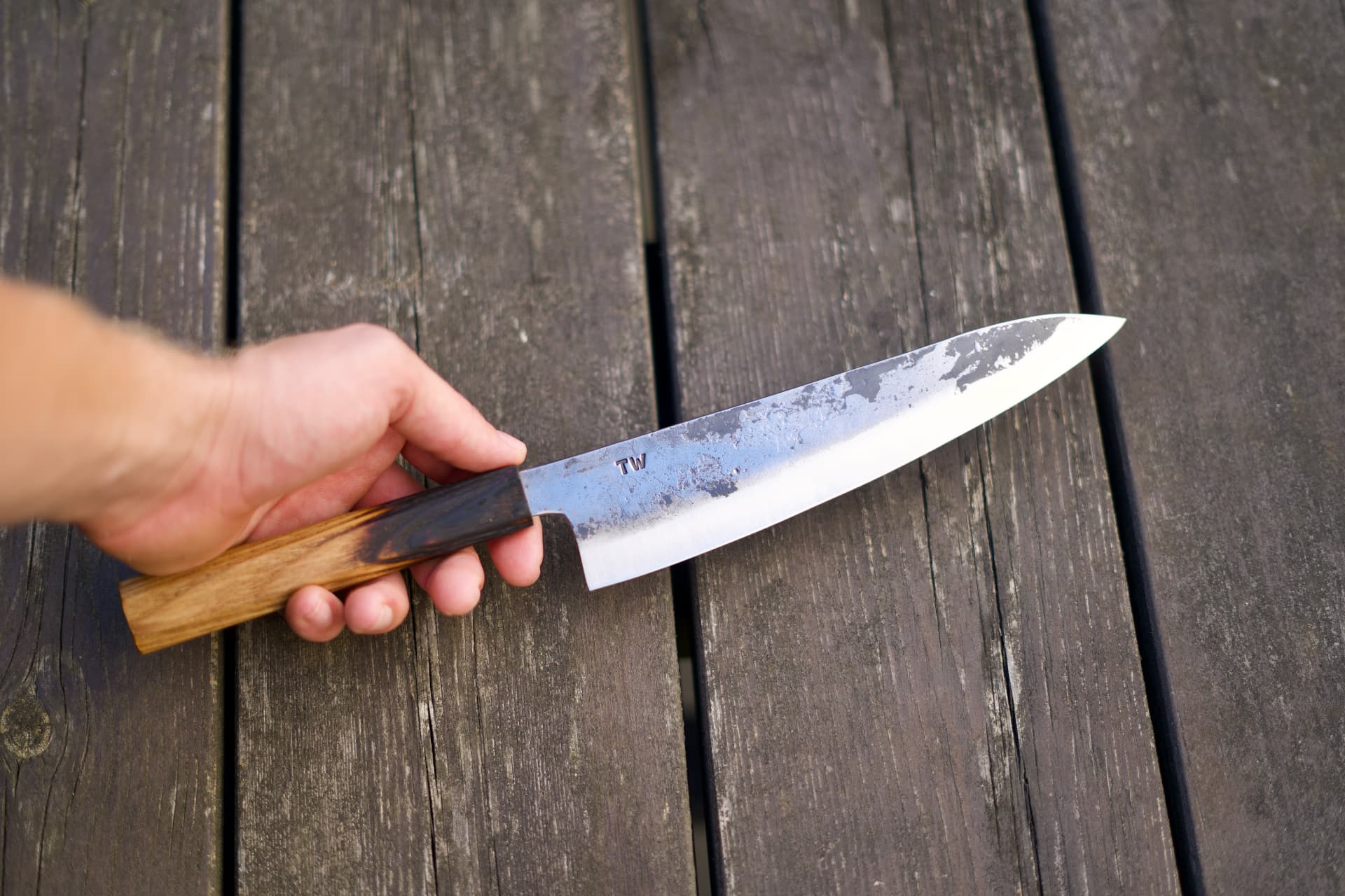 Gyuto – großes Tassilo Wein Kochmesser in der Hand